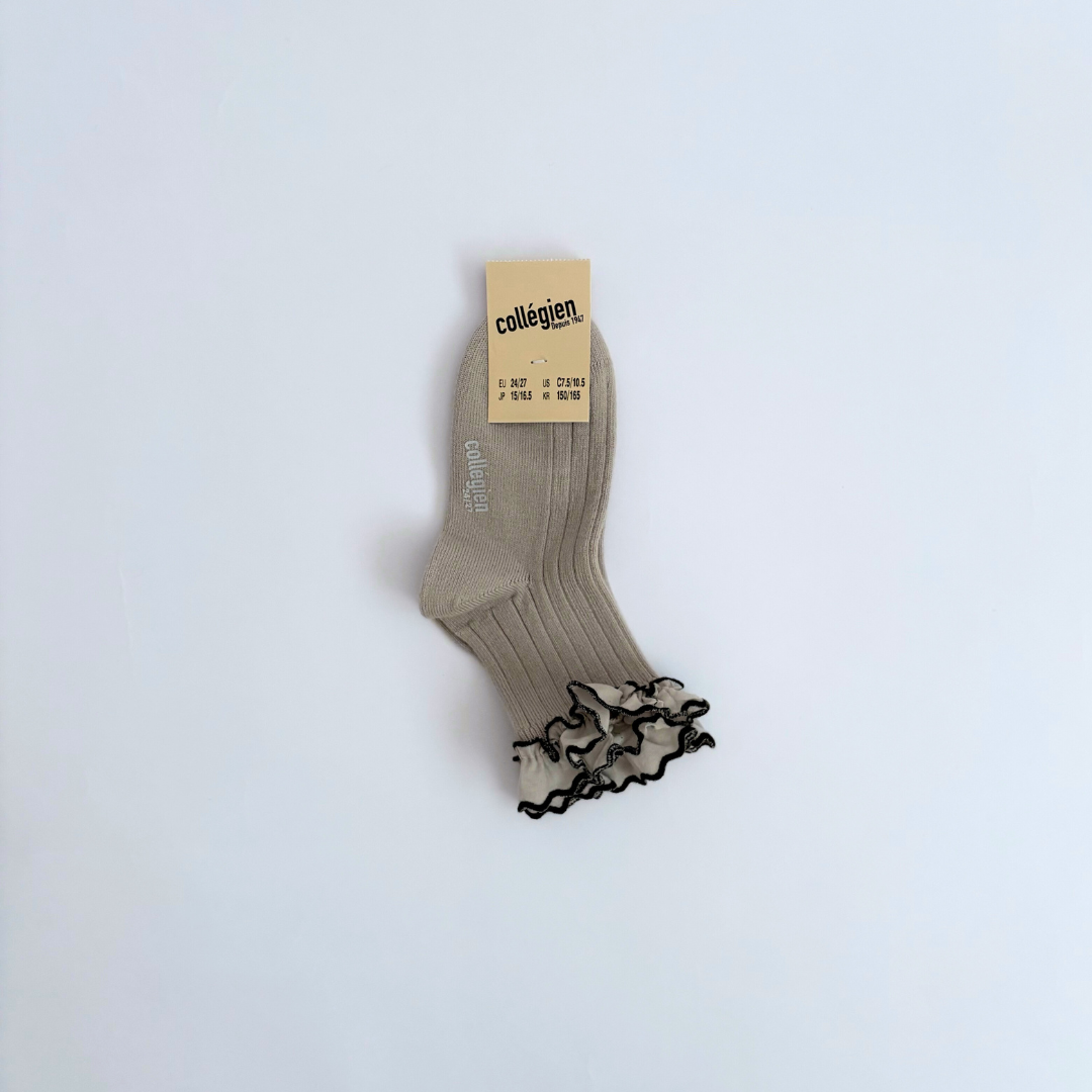 collegien - Suzanne - Ribbed Ankle Socks with Rick-Rack Ruffle<105 Gris Perle>