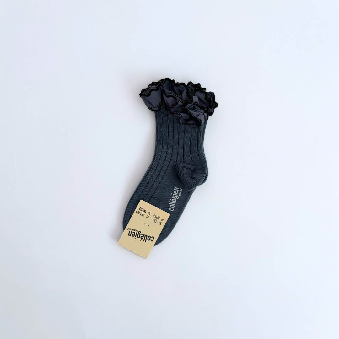 collegien - Suzanne - Ribbed Ankle Socks with Rick-Rack Ruffle<960 Bleu Cendré>