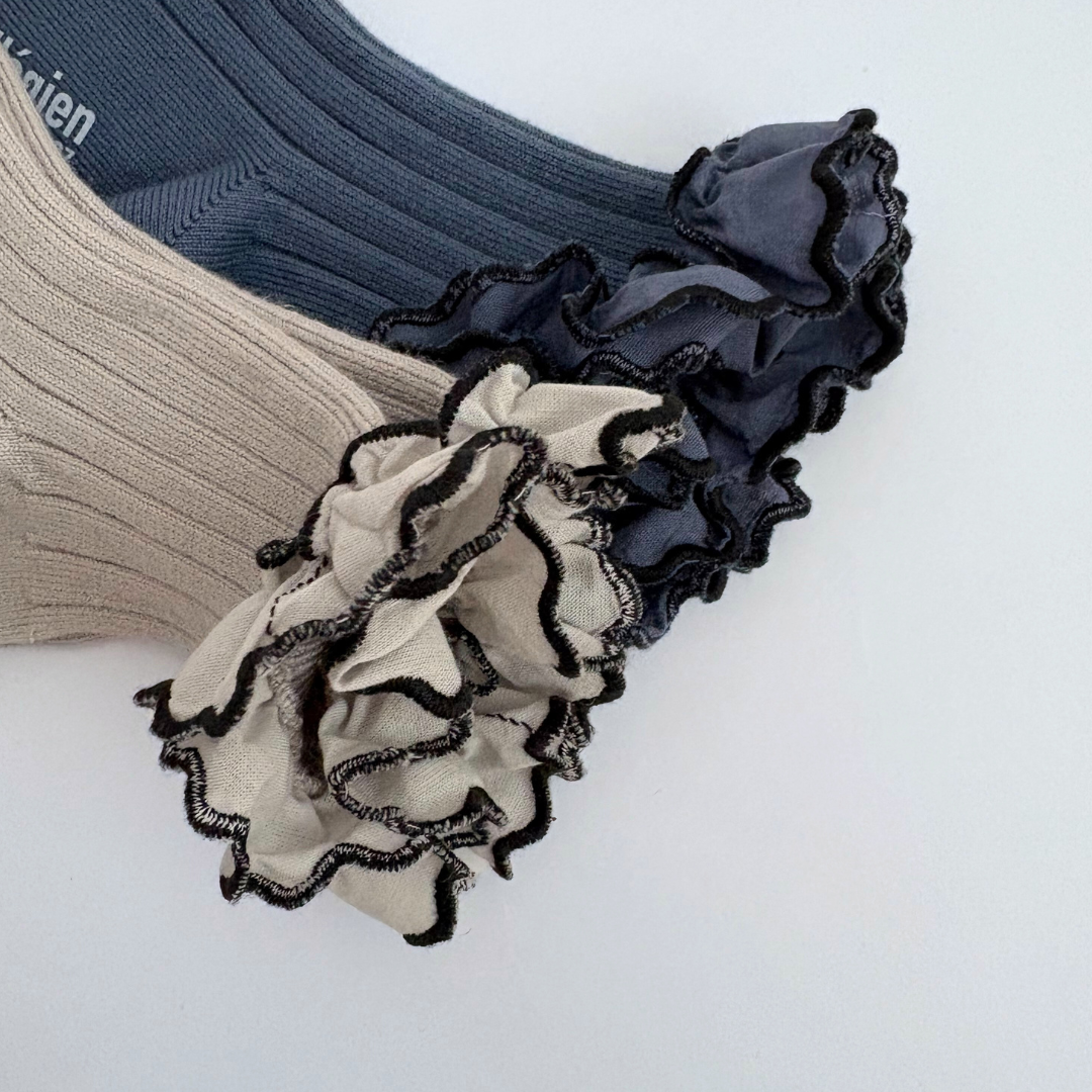 collegien - Suzanne - Ribbed Ankle Socks with Rick-Rack Ruffle<960 Bleu Cendré>