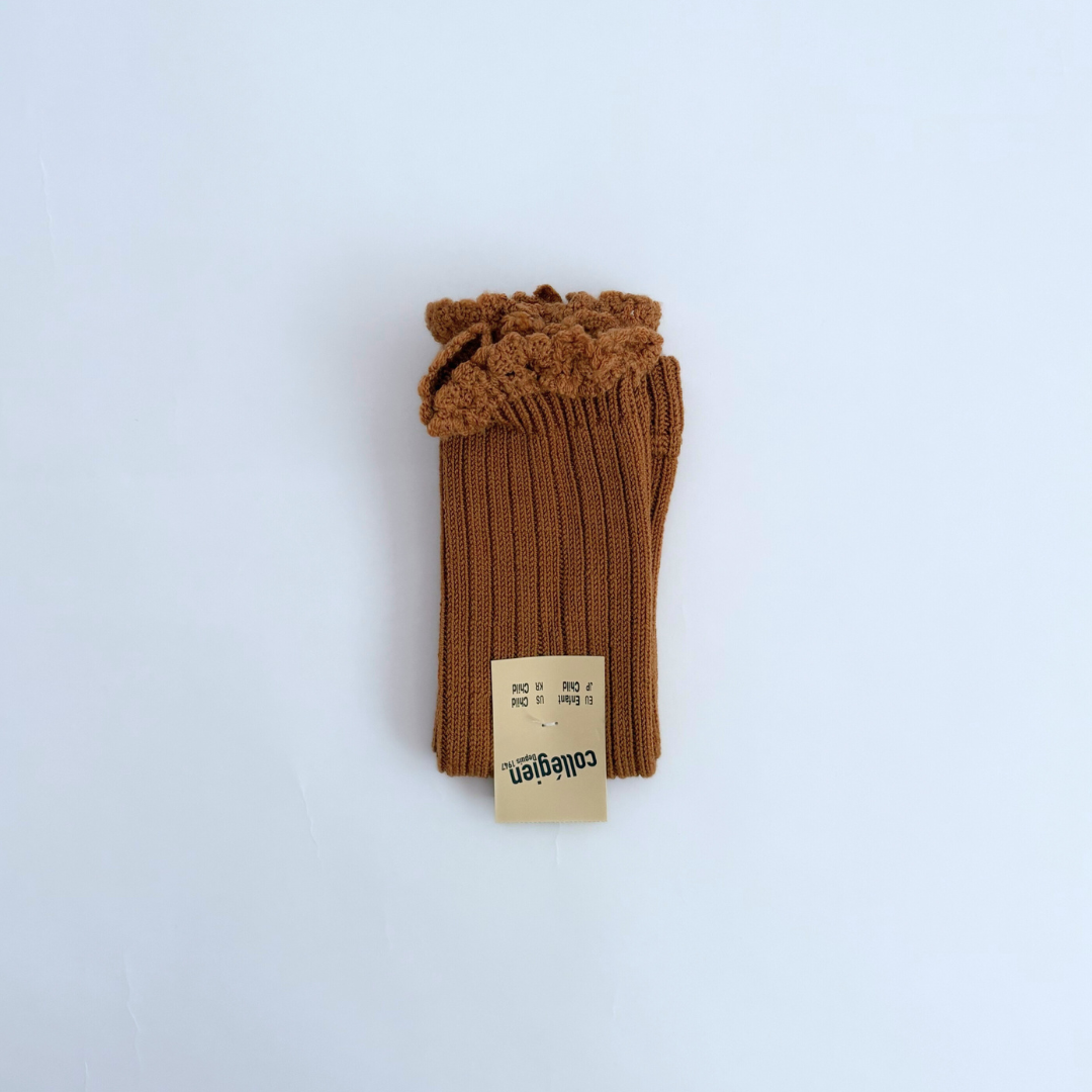 collegien - Léna - Ribbed Merino Wool Legwarmers with Lace Frill<779 Caramel au Beurre Salé>