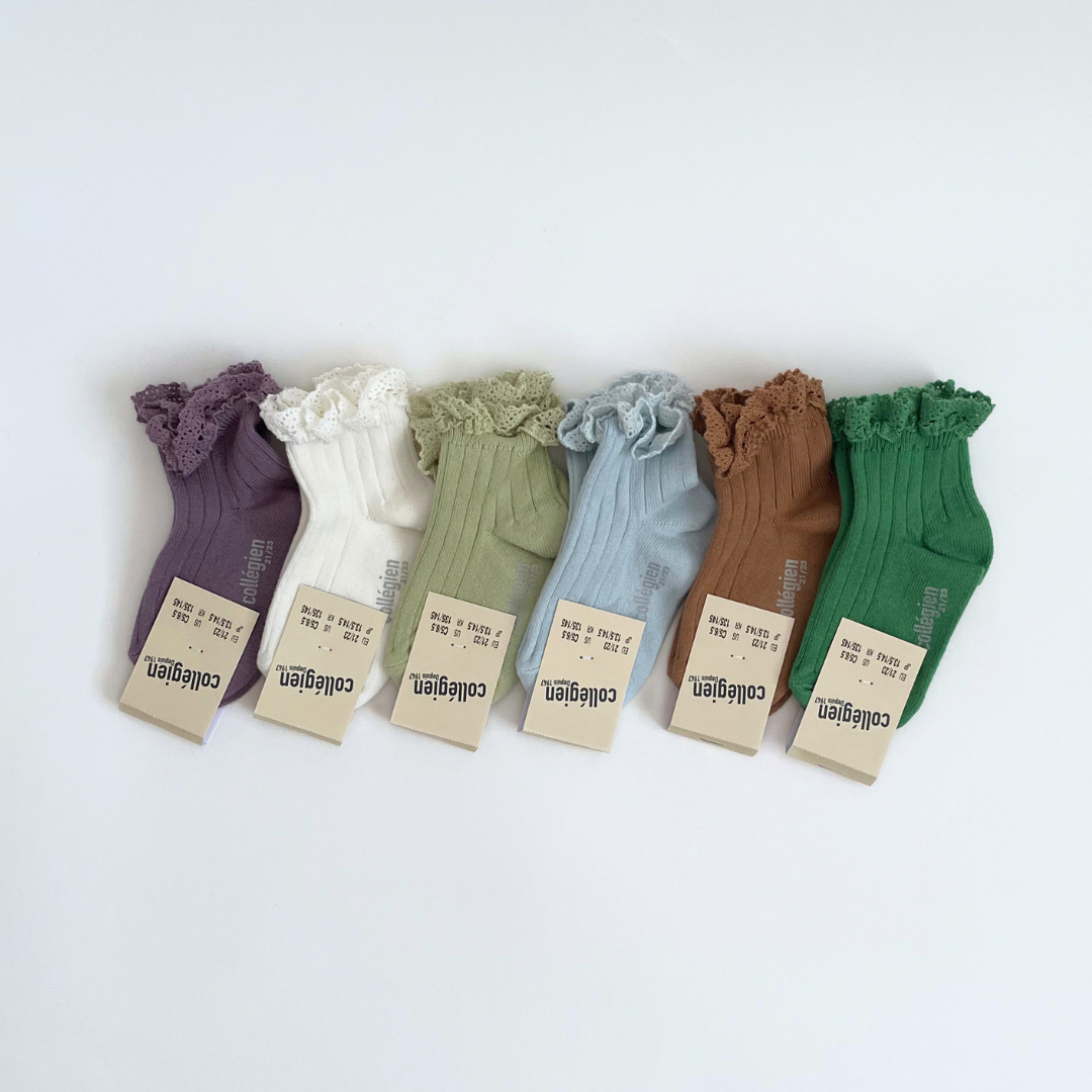 collegien - Lili - Lace Trim Ribbed Ankle Socks<420 Glacier>