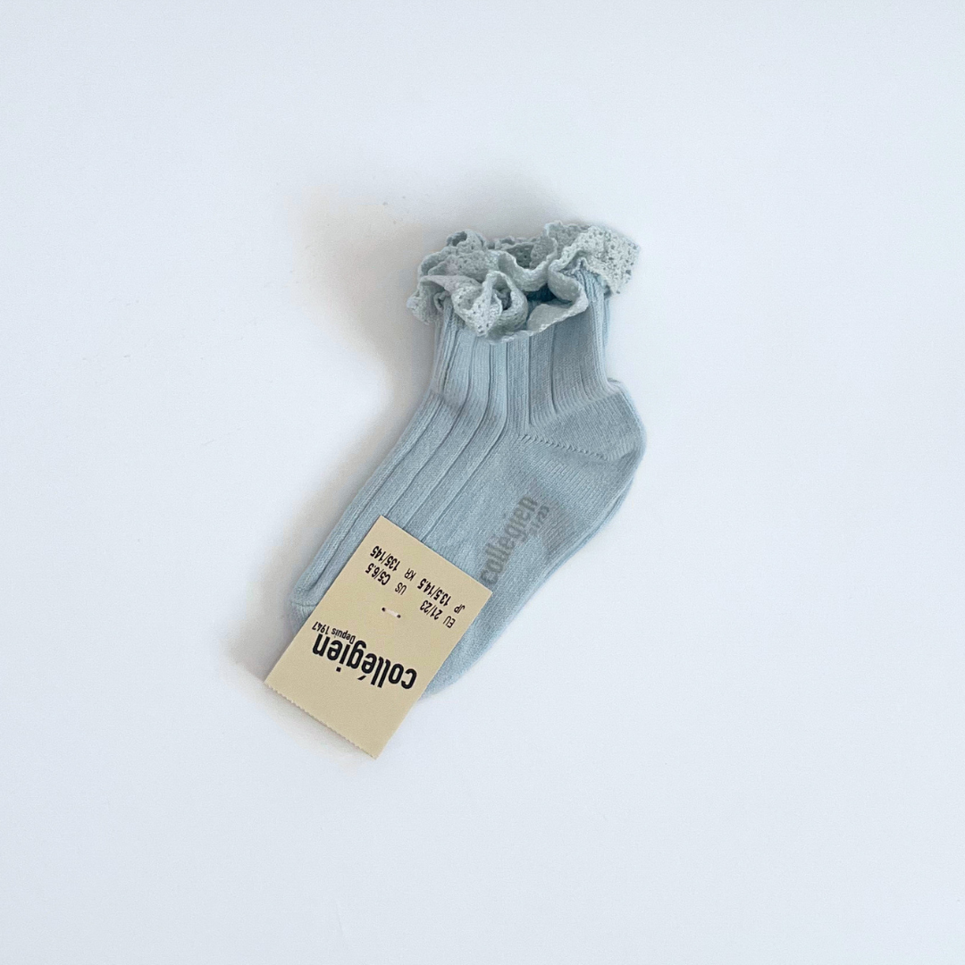 collegien - Lili - Lace Trim Ribbed Ankle Socks<420 Glacier>