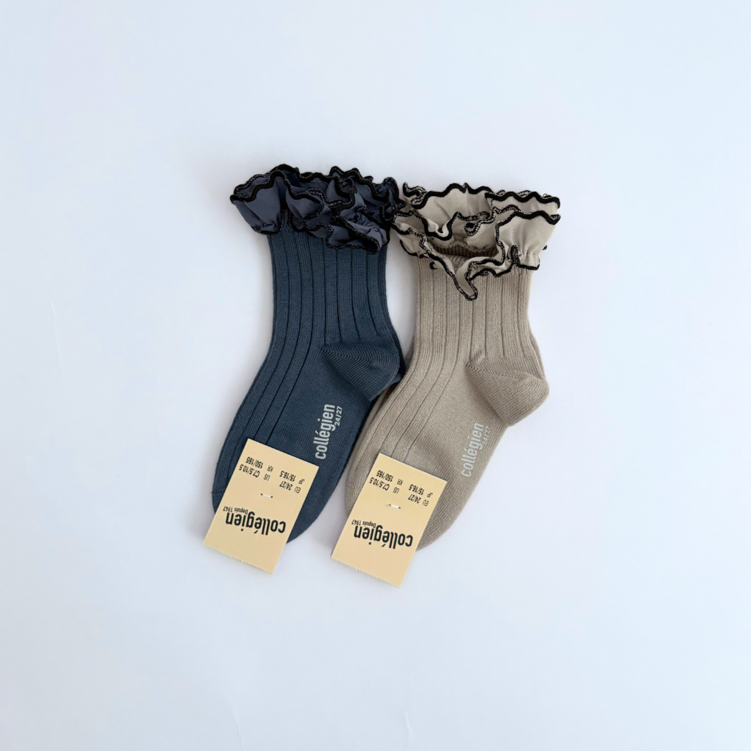collegien - Suzanne - Ribbed Ankle Socks with Rick-Rack Ruffle<960 Bleu Cendré>