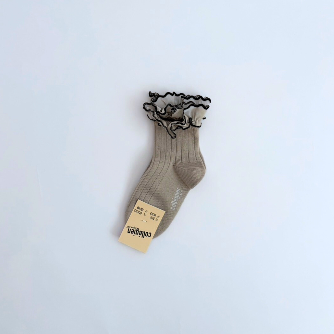 collegien - Suzanne - Ribbed Ankle Socks with Rick-Rack Ruffle<105 Gris Perle>