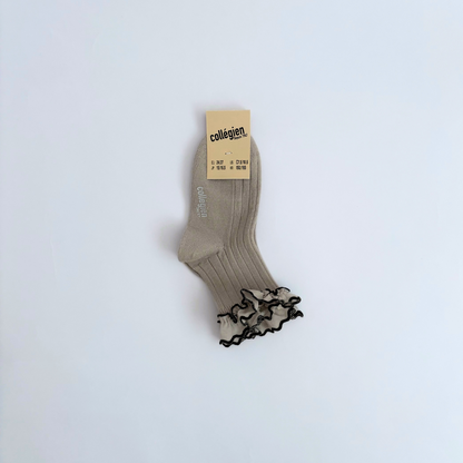 collegien - Suzanne - Ribbed Ankle Socks with Rick-Rack Ruffle＜105 Gris Perle＞