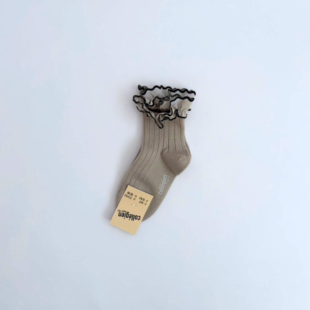 collegien - Suzanne - Ribbed Ankle Socks with Rick-Rack Ruffle＜105 Gris Perle＞